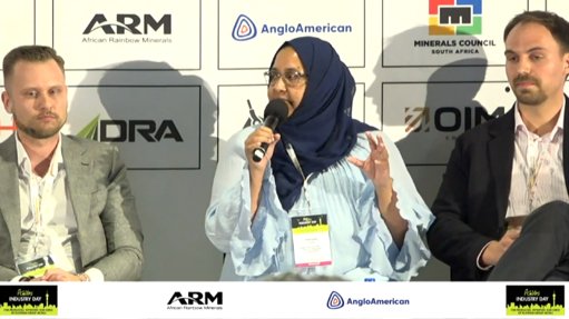Anglo American's Fahmida Smith (centre) flanked by Nornickel's Dmitry Izotov (left) and Heraeus's Dominik Sperzel (right).