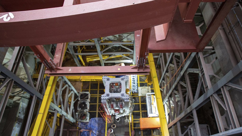 Murray & Roberts Cementation’s rigging specialist developed a concept using a reeve block system and a winch positioned at the bank elevation, designed to be secured with minimal steelwork