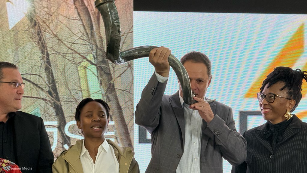 JSE-horn-blowing DRDGOLD CEO Niël Pretorius is flanked by DRDGOLD Group Financial Manager Mpho Mashatola (left) and DRDGOLD Non-Executive Director Thoko Mnyango (right), with DRDGOLD CFO Riaan Davel on far left.