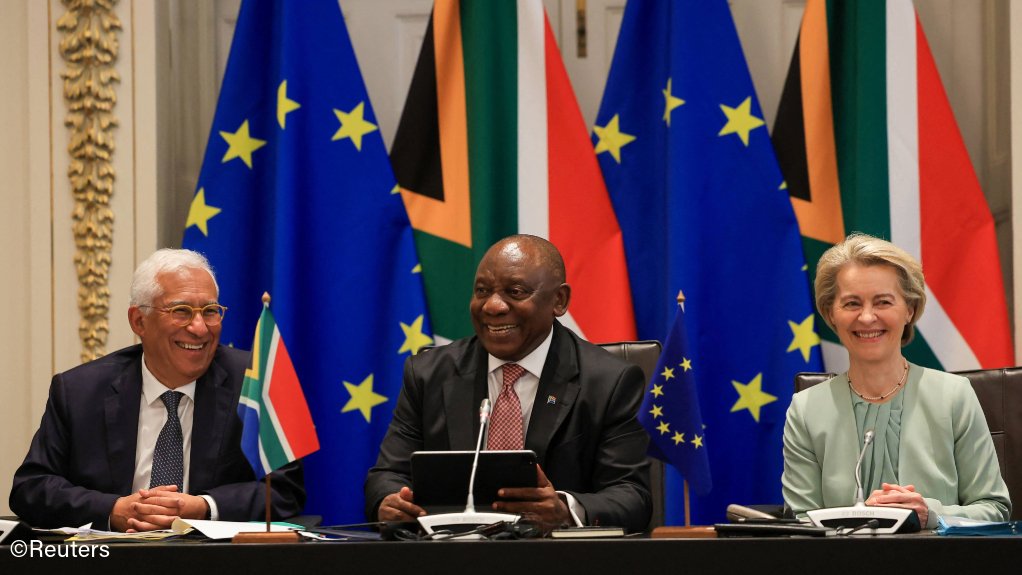 Flashback to South Africa President Cyril Ramaphosa (centre) hosting the EU Summit in Cape Town, flanked by European Commission President Ursula von der Leyen (right) and European Council President António Costa (left).