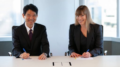 SMM director, managing executive officer, and general manager of the mineral resources division Hideyuki Okamoto and Rio Tinto copper CE Katie Jackson sign the final joint venture agreements in Perth.