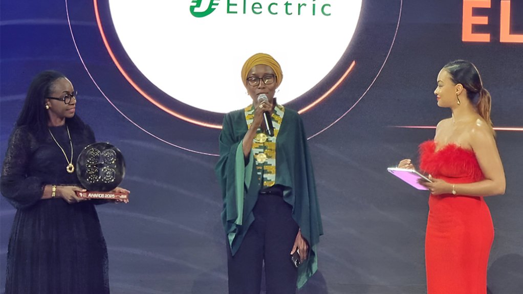 Diaretou Madina Gaye Dieng, Cluster President for Francophone Africa and Islands at Schneider Electric, receiving the Gender Leader Award at the Africa CEO Forum