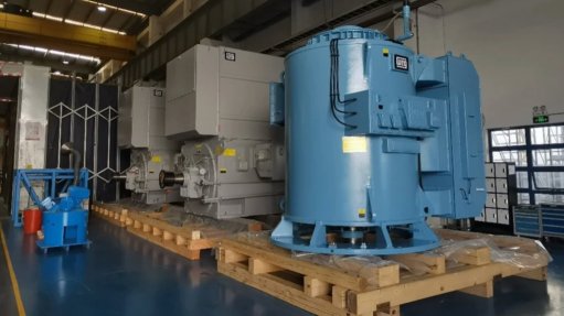 A WEG MGL900-5800KW 12P medium-voltage vertical motor stood on a wooden Pallet