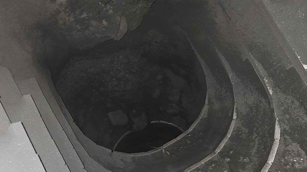 This internal view of a Weba Chute showcases quick-release lips, designed to optimise material flow, reduce wear and ensure efficient transfer