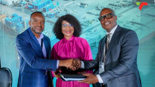 Eyamakhosi MD Sicebi Mthethwa, Acting TNPA CEO Phyllis Difeto and Grindrod Limited CEO Xolani Mbambo 