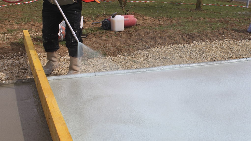 Chryso DecoLav P is a surface retarder applied by spray to precisely reveal the aggregate, delivering a uniform and decorative concrete finish