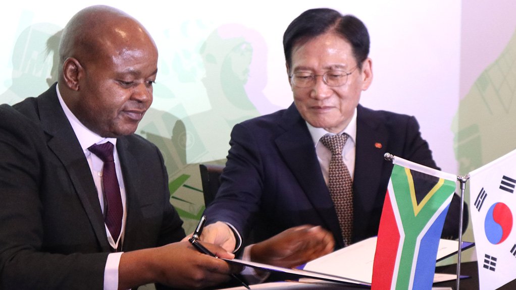 Eskom Generation Group Executive Bheki Nxumalo and KEPCO KPS CEO Jungnam Lee