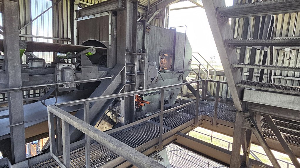 This custom-engineered Weba head chute at a coal mine is designed to minimise dust generation and reduce wear during material transfer