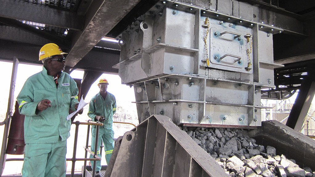 This bin-to-feeder transfer chute is specifically designed by Weba Chute Systems to ensure smooth kimberlite flow while minimising impact and wear