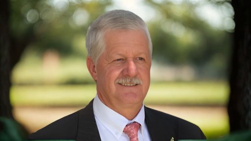 Head and shoulders shot of Gawie Roodt. 