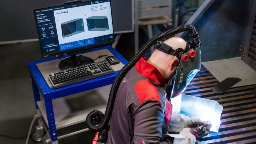The above image depicts a technician making use of the WeldCube Navigator 
