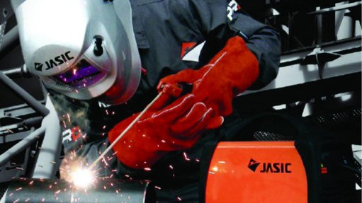 The above image depicts a welder using a Jasic 3-in-1 handheld laser welding machine