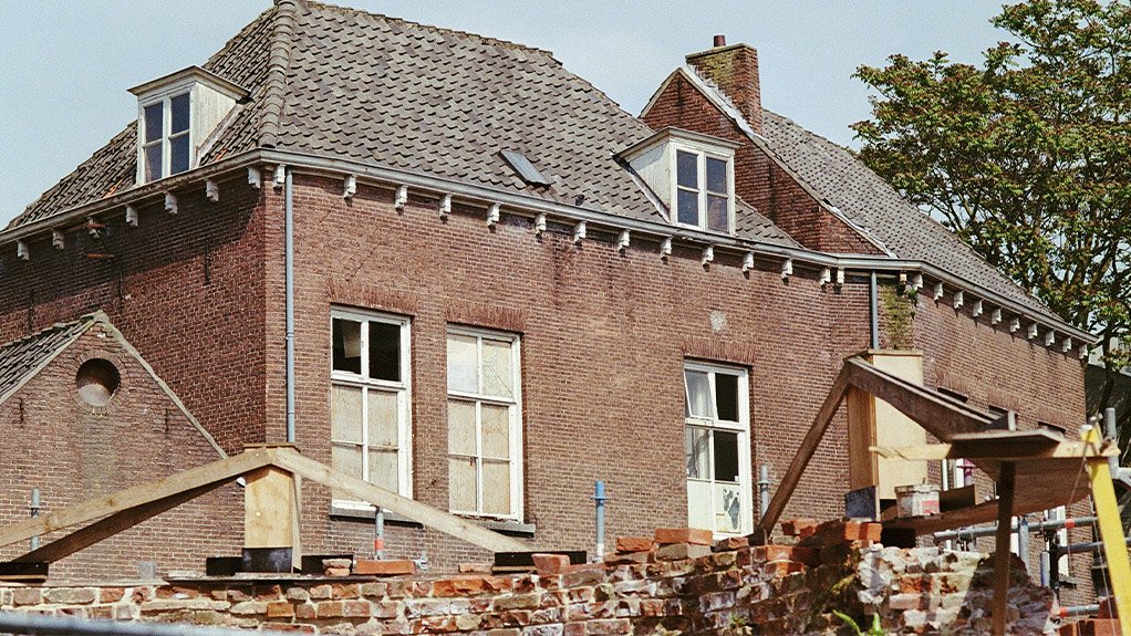 Avoid the Pitfalls: What to Ask Before You Sign with a Builder