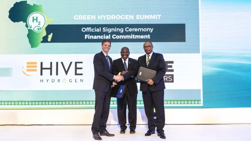 South Africa President Cyril Ramaphosa flanked by CFM Green Hydrogen executive’s Sebastiaan Surie (left) and Hive Hydrogen chairperson Thulani Gcabashe.