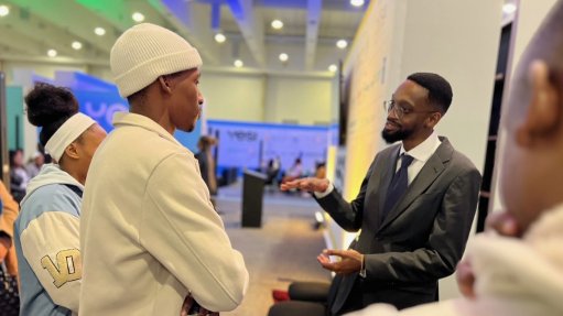 Layton Nenzinane speaks to attendees at the Youth Energy Summit, co‑hosted alongside the Africa Energy Forum 