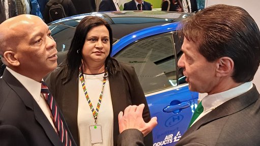 Energy Minister Dr Kgosientsho Ramokgopa, Air Products GM Marketing Arthi Govender and Air Products MD Charles Dos Santos at the Green Hydrogen Summit where Toyota, Valterra Platinum and Air Products showcased in partnership.