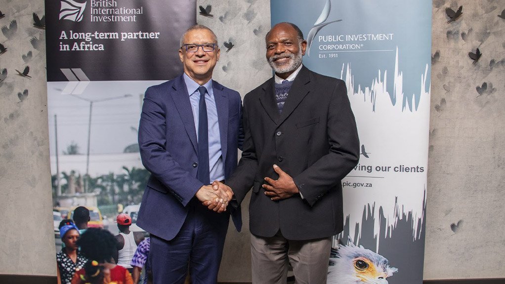 An image of BII CEO Leslie Maasdorp and PIC outgoing CEO Abel Sithole at the signing of an MoU