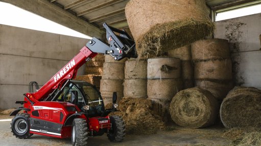 Image of a Faresin telehandler moving bales 