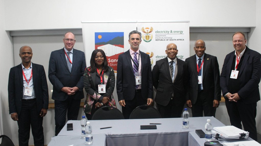 At the signing ceremony from left to right: Khanyiso Zihlangu (Project Officer, IPP Office), Antony Phillipson (British High Commissioner to South Africa), Lena Mangondo (Head of Legal Department, IPP Office), Jonathan Hoffman (CEO, Globeleq), Minister Kgosientsho Ramokgopa (Minister of Electricity & Energy), Segomoco Scheppers (Interim CEO, NTCSA) and Ambassador Gjermund Sæther (Norwegian Embassy in SA)