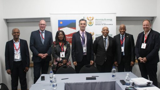 At the signing ceremony from left to right: Khanyiso Zihlangu (Project Officer, IPP Office), Antony Phillipson (British High Commissioner to South Africa), Lena Mangondo (Head of Legal Department, IPP Office), Jonathan Hoffman (CEO, Globeleq), Minister Kgosientsho Ramokgopa (Minister of Electricity & Energy), Segomoco Scheppers (Interim CEO, NTCSA) and Ambassador Gjermund Sæther (Norwegian Embassy in SA)