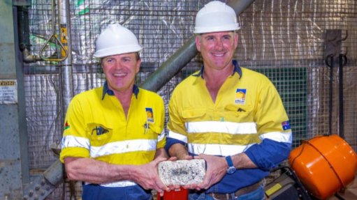 COO Lyndon Hopkins and CEO Richard Hyde with first Kiaka gold bar.