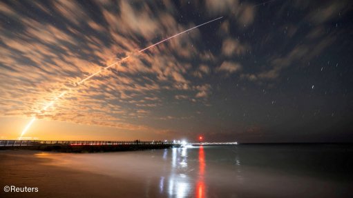 SpaceX falcon 9 rocket carrying Starlink satellites 