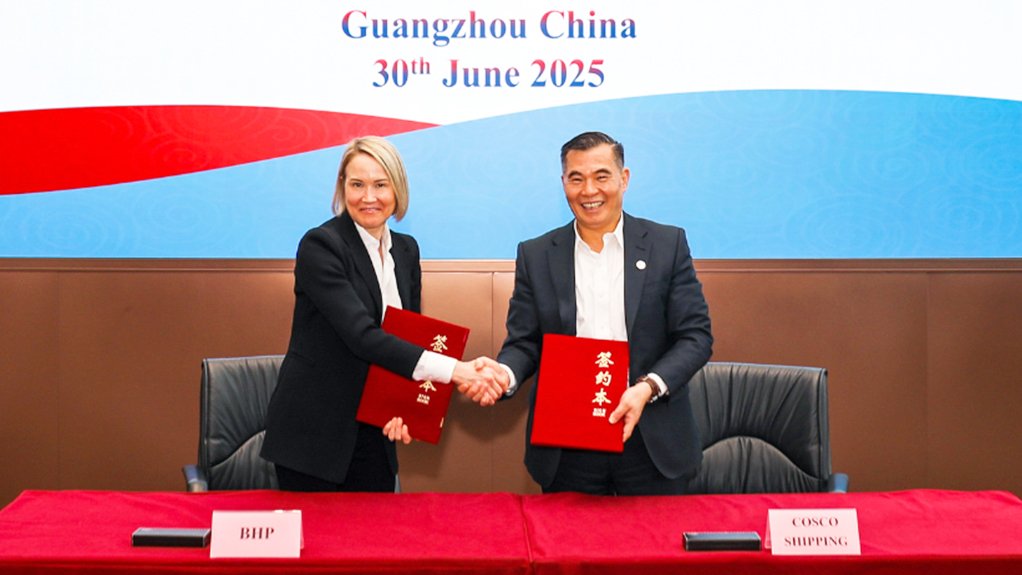 BHP VP Emma Roberts and COSCO VP Ji Lin signing green shipping agreement.