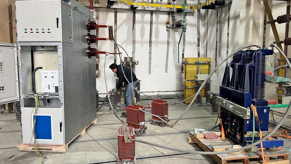 TESTING COMPLETE
An AMV24 1 250 A panel with circuit-breaker undergoing capacitive switching test duties (class C2)