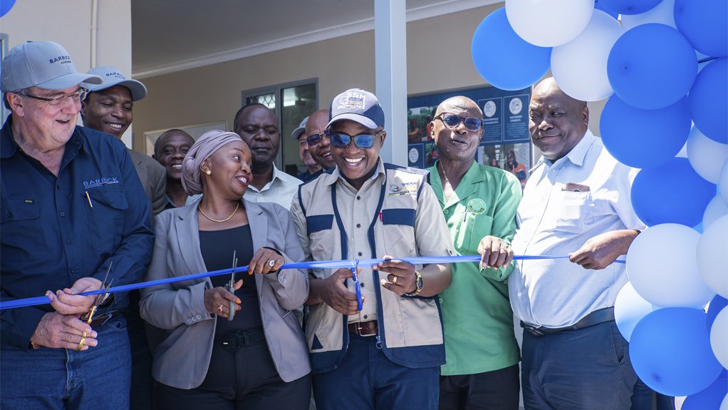 ACADEMY LAUNCH
Barrick and local dignitaries cut the ribbon to officially open the new Barrick Academy on the grounds of the former Buzwagi mine