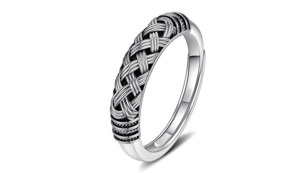 An image depicting a platinum ring
