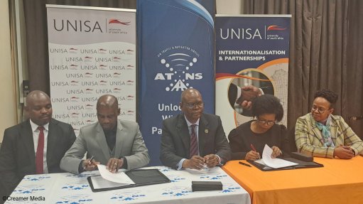 Representatives from Unisa and ATNS sign an MoU