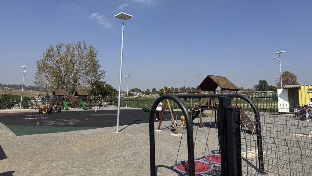 Schneider Electric donates much-needed solar streetlights to Emthonjeni Community Centre