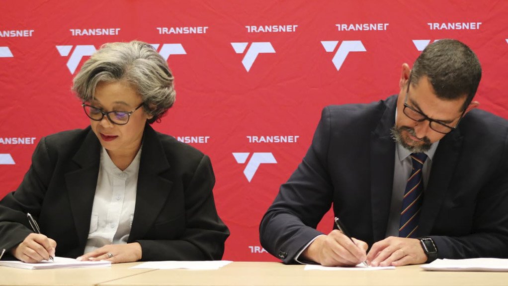 An image of Transnet group CE Michelle Phillips and South32 HMM operations VP Barry Bezuidenhout at the signing ceremony 
