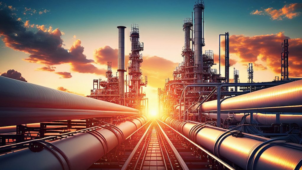 pipelines heading into refinery