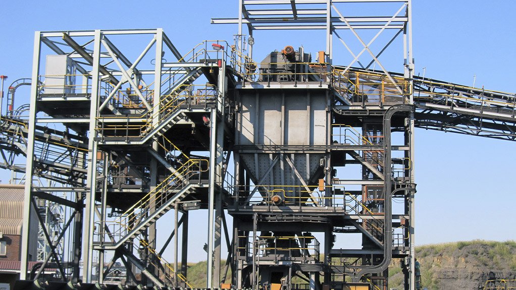 This head chute, which feeds into a bin, is designed to control the speed and direction of material flow, cutting down on wear, spillage and downtime in tough mining conditions