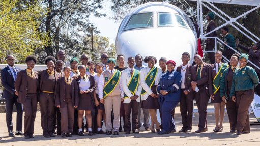 The donated ERJ135, with learners and members of Airlink, school, and Gauteng Department of Basic Education staff