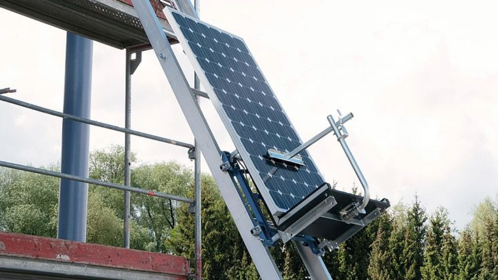 An image of the GEDA Solarlift lifting a solar panel