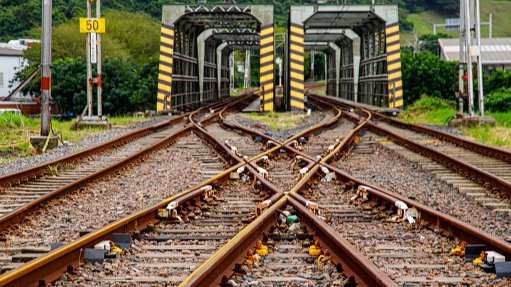 Intertwined rail line