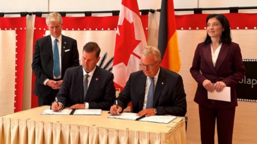 From left, Tim Hodgson, Canada’s Minister of Energy and Natural Resources, Justin Reid, CEO
of Troilus, Toralf Haag, CEO of Aurubis, and Dr. Katherina Reiche, Federal Minister for Economic Affairs
and Energy of Germany.
