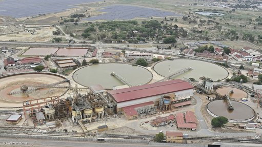 GOLDEN CATALYST: DRDGOLD CEO Niël Pretorius says the self-generation of solar electricity at Ergo (pictured here with the solar farm in the background) has served as a key life-extension catalyst for the East Rand operation. The 60 MW solar farm and associated battery storage system has reduced the risk previously posed by electricity. Together with the higher gold price, this lowering of risk has unlocked a plan to extend Ergo’s life to beyond 2040 and process a resource previously thought non-viable. Photograph: Creamer Media Chief Photographer Donna Slater
