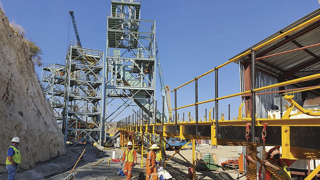 The pre-assembly of this sinking headgear was done in three lifts