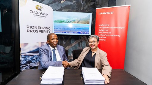 Tshipi é Ntle CE Ezekiel Lotlhare and Transnet Group CE Michelle Phillips.