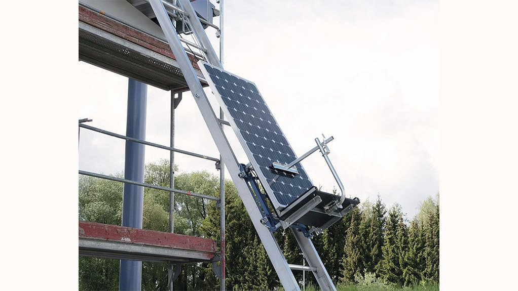 Image of a solar panel being lifted using the GEDA Solarlift lifting solution