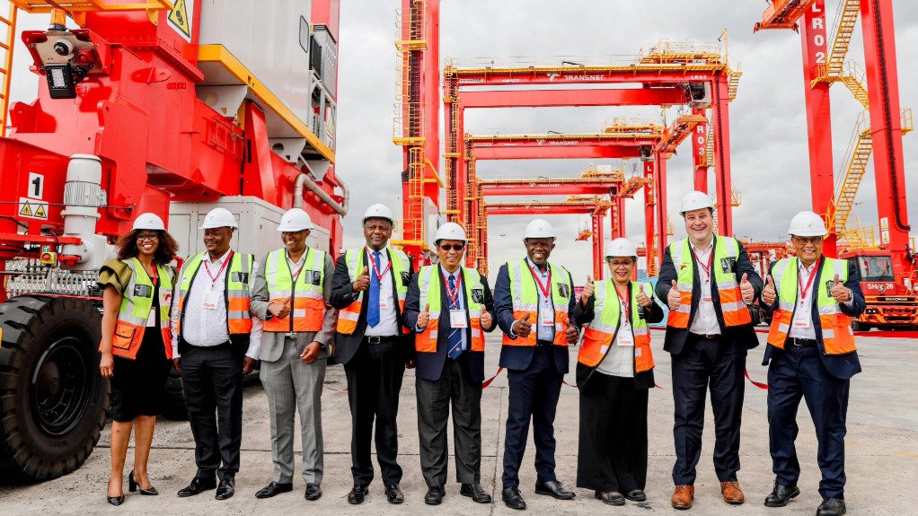 Dignitaries at the launch of the new RTGs, including Cape Town Mayor Geordin Hill-Lewis and Transnet CEO Michelle Phillips (second and third from right respectively)