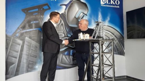 An image of Innomotics mining and cement global sales head Nils Janßen and OLKO CEO Markus Beermann 