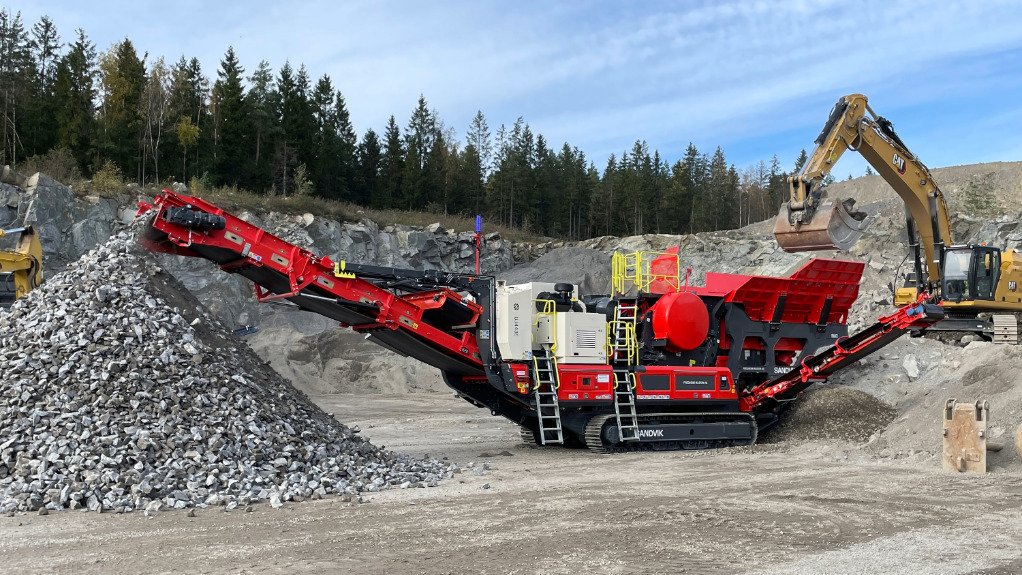 Built for demanding quarry environments, the Sandvik UJ443E jaw crusher delivers robust performance and long term durability.