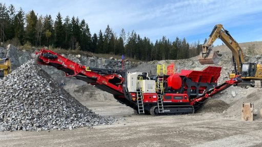 Built for demanding quarry environments, the Sandvik UJ443E jaw crusher delivers robust performance and long term durability.
