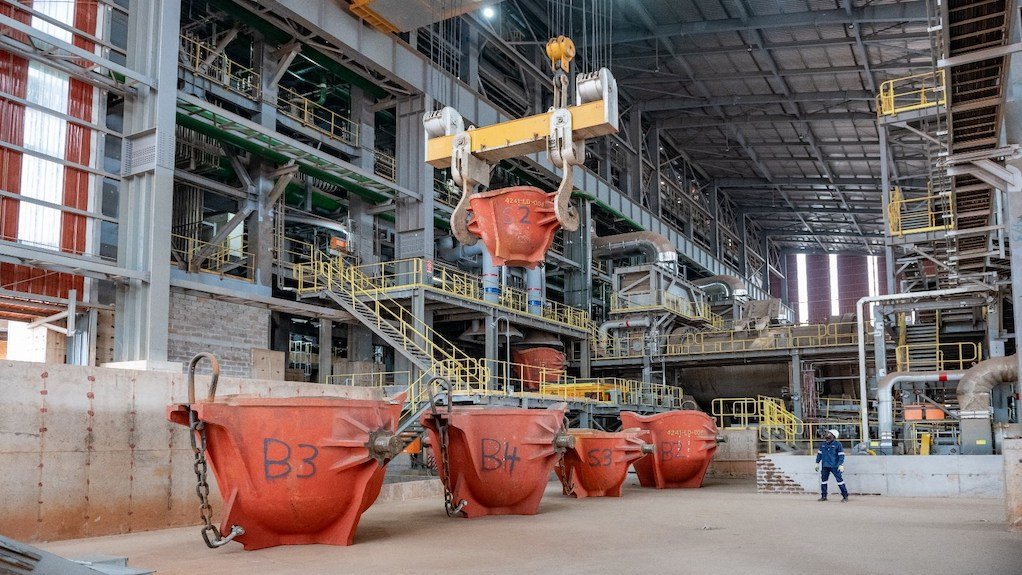 In preparation for the heat-up of Kamoa-Kakula’s state-of-the-art, 500,000-tonne-per-annum, direct-to-blister copper smelter, an operator oversees a training exercise on the slag cleaning furnace blister ladles.