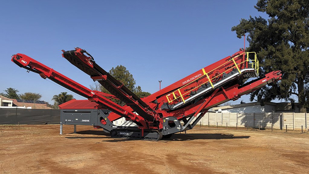The first Sandvik QA452e hybrid tracked triple-deck screen to arrive in South Africa was sold within a week - proof of the growing demand for sustainable crushing and screening solutions in Southern Africa