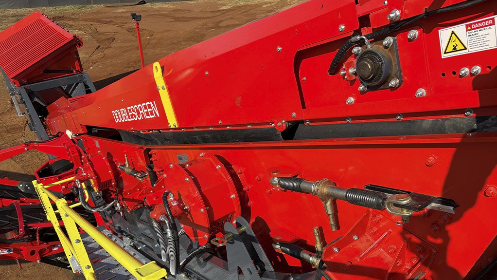 Hydraulically operated maintenance platforms and sturdy handrails on the Sandvik QA452e ensure safe efficient access for service teams working in demanding environments